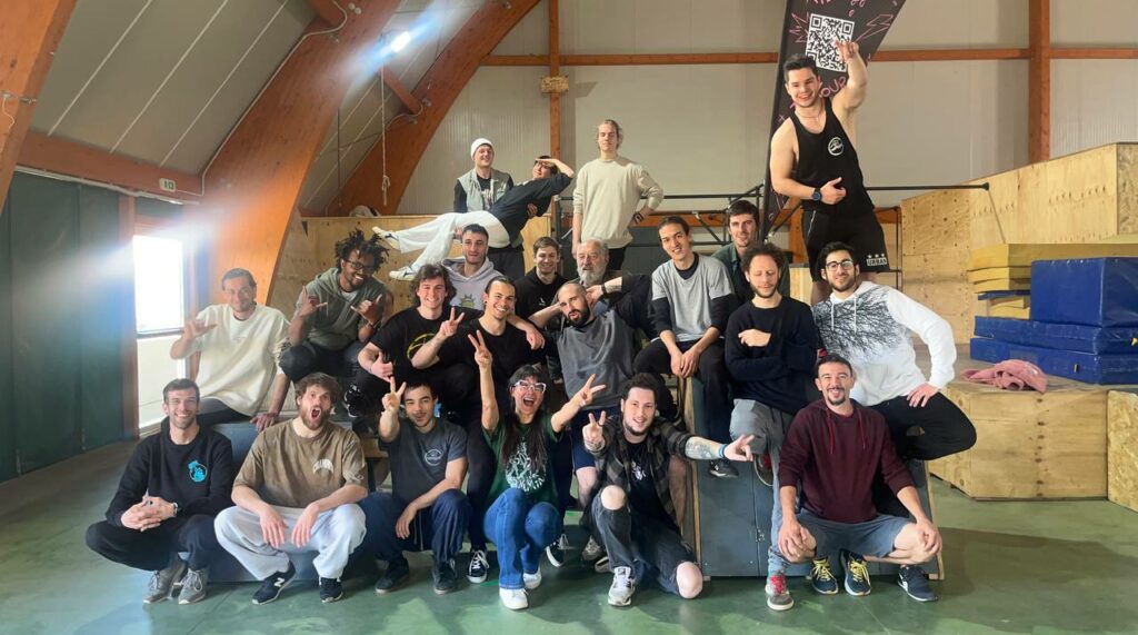 foto di gruppo di ragazzi in una palestra di parkour indoor, struttura di Xplore a Rimini