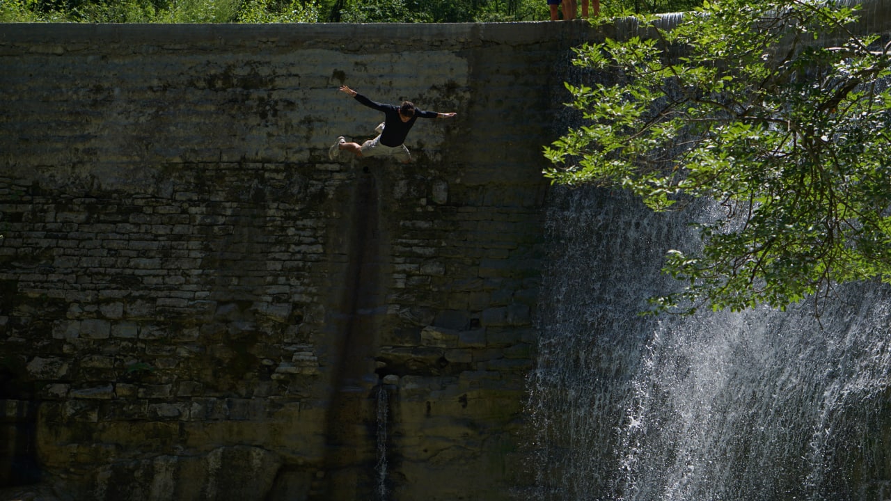 Parkour e natura un connubio raffigurato perfettamente in questo salto nel vuoto di 7 metri giù da una cascata