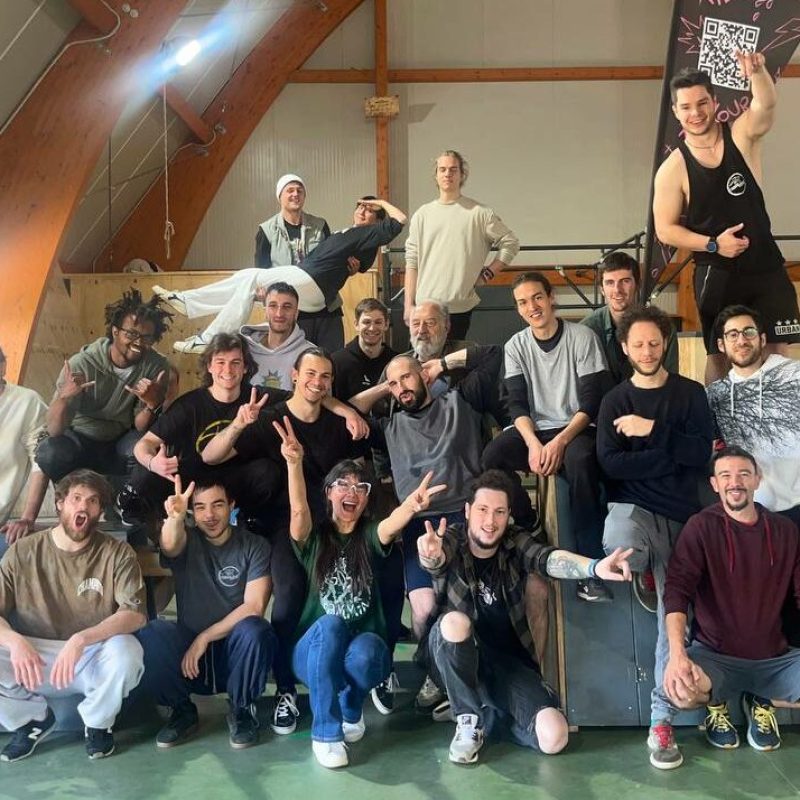 foto di gruppo di ragazzi in una palestra di parkour indoor, struttura di Xplore a Rimini